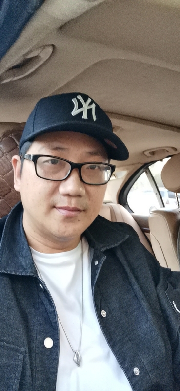 拥抱幸福的第一张照片--福建相亲网